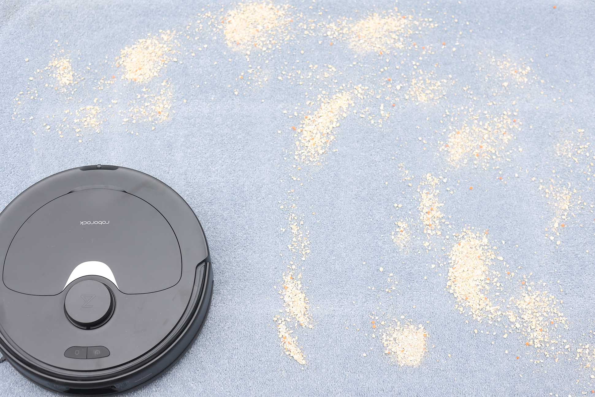 Haferflocken werden auf einem Hochflor-Teppich verteilt.